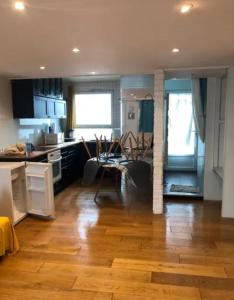 Studio lumineux avec mezzanine