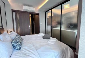 BnB Homes Modern Sea Breeze apartment with 6 Swimming Pools & Restaurants