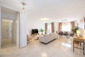 Luxury Apartment Fuengirola by AORA STAY