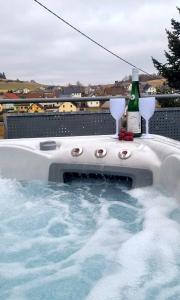 Wellnesshaus Dorfblick mit Outdoor-Jacuzzi und Infrarotkabine