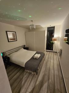 Lavish London Apartment - Secure with parking