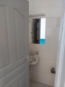 Cosy Studio with a Swimming Pool, Free Parking