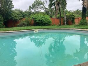 Chambre climatisée dans villa avec piscine