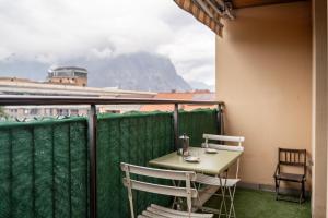 Spacious bright apartment near city center and Como lake with air conditioning