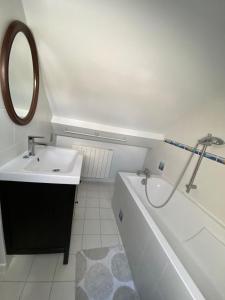 Maisons de vacances Maison de Bourg : photos des chambres