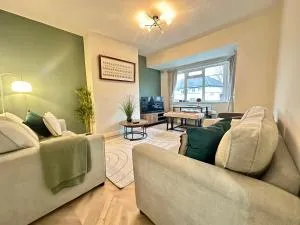 Lovely spacious 3 double bed flat, LS17 - Moortown