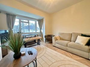 Lovely spacious 3 double bed flat, LS17