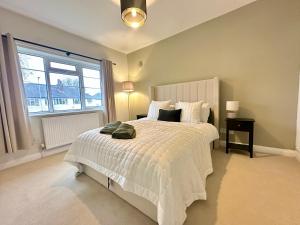 Lovely spacious 3 double bed flat, LS17