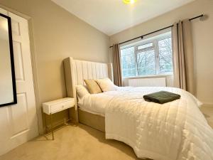 Lovely spacious 3 double bed flat, LS17