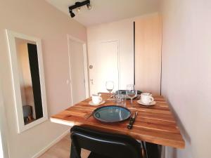 Joli studio front de mer Balcon WIFI vue cour