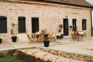 Maisons de vacances Les Bles Dores et Les Graines de Lin, 2 gites a la Ferme avec moutons et piscine, a cote de Beaune : photos des chambres