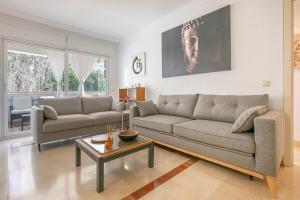 Elegant Apartment, Steps from the Sea with Parking Included