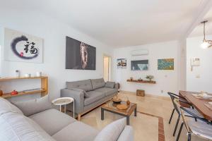 Elegant Apartment, Steps from the Sea with Parking Included