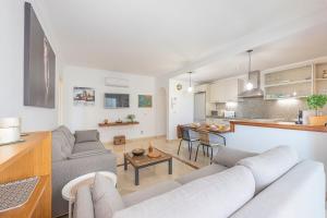 Elegant Apartment, Steps from the Sea with Parking Included