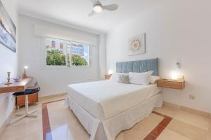 Elegant Apartment, Steps from the Sea with Parking Included