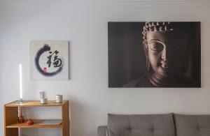 Elegant Apartment, Steps from the Sea with Parking Included