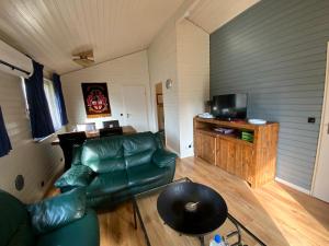 wellness bungalow 115 keybox starlink wifi tv airco heater woods pittoresque town lidl restaurant bioresonance