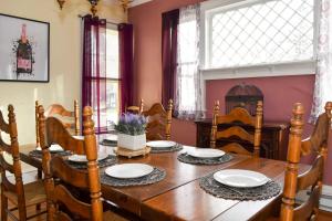 Walk to State park, 6bed,Hot tub & Game room