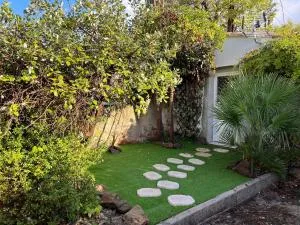 T2 cosy avec terrasse - 5 min des plages - لا غارد