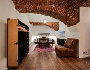 Le Petit Rouge Central Studio