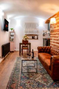 Le Petit Rouge Central Studio