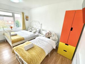 4 ensuite Bedroom Entire House Sleeps 10 Driveway Parking near Coventry Univesity and City Center