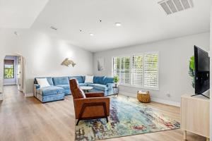 Seabreeze Oasis Lakefront Home has 2 ensuites and heated pool