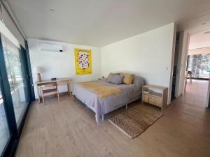 Casa entre pinos