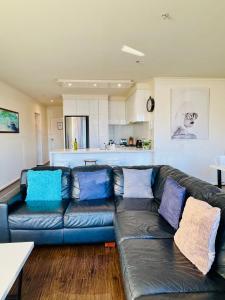 Amazing Views - 3 bedrooms, carpark, gym & pool