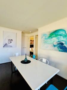 Amazing Views - 3 bedrooms, carpark, gym & pool