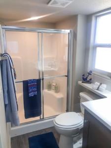 Dock Holiday Waterfront cottage with boat ramp WB1