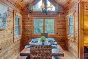 Mountain View Cabin - Hot Tub-Fire Pit-Pool Table
