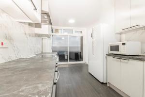 Central London 2-Bed Apartment with London Eye, Big Ben & Sunset Views