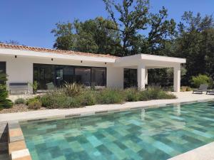Villa avec piscine au milieu des bois
