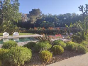 Villa avec piscine au milieu des bois