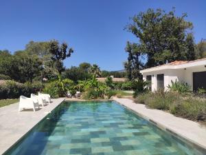 Villa avec piscine au milieu des bois