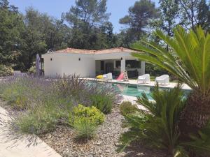 Villa avec piscine au milieu des bois
