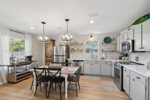 Dog and Golf Cart friendly Near Downtown Centre St