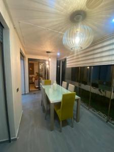 Joli rez-de-jardin avec piscine privative à Dar Bouazza