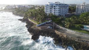 Beautiful ocean view apartment and free parking