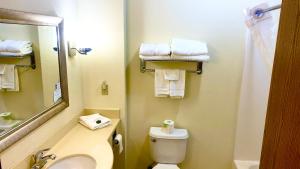 1 Suite King Bed Non-Smoking Jacuzzi Tub room in Park View Inn & Suites Hoisington