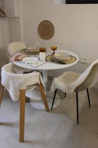 Appartements Le Cocon - proche gare avec jardinet - 2 adultes et 1 bebe : photos des chambres