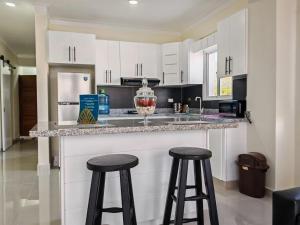 Luxury 2 Bedroom Apartment with mountain views, near the Beach in Paraiso, Barahona