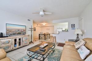 Kiawah Bay 107 - 2 Bedroom 2 Bath Steps To The River And Ocean!