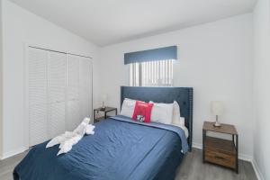 Huge Screened Patio That Overlooks Lake Buck, Near Famous Attractions!!