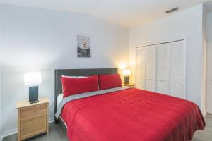 Huge Screened Patio That Overlooks Lake Buck, Near Famous Attractions!!