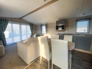 Stunning Caravan For Hire Nearby Hunstanton Beach In Norfolk Ref 23050S