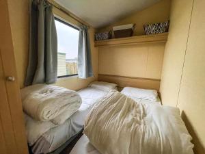 Brilliant 6 Berth Caravan Nearby Scratby Beach, Norfolk Ref 43081B