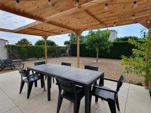 Maisons de vacances Maison au calme avec jardin, proche plage et commerces, equipee pour famille de 6 personnes - FR-1-476-197 : photos des chambres