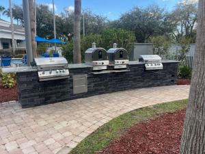 5 Minutes to Disney Free Shuttle King & queen bed